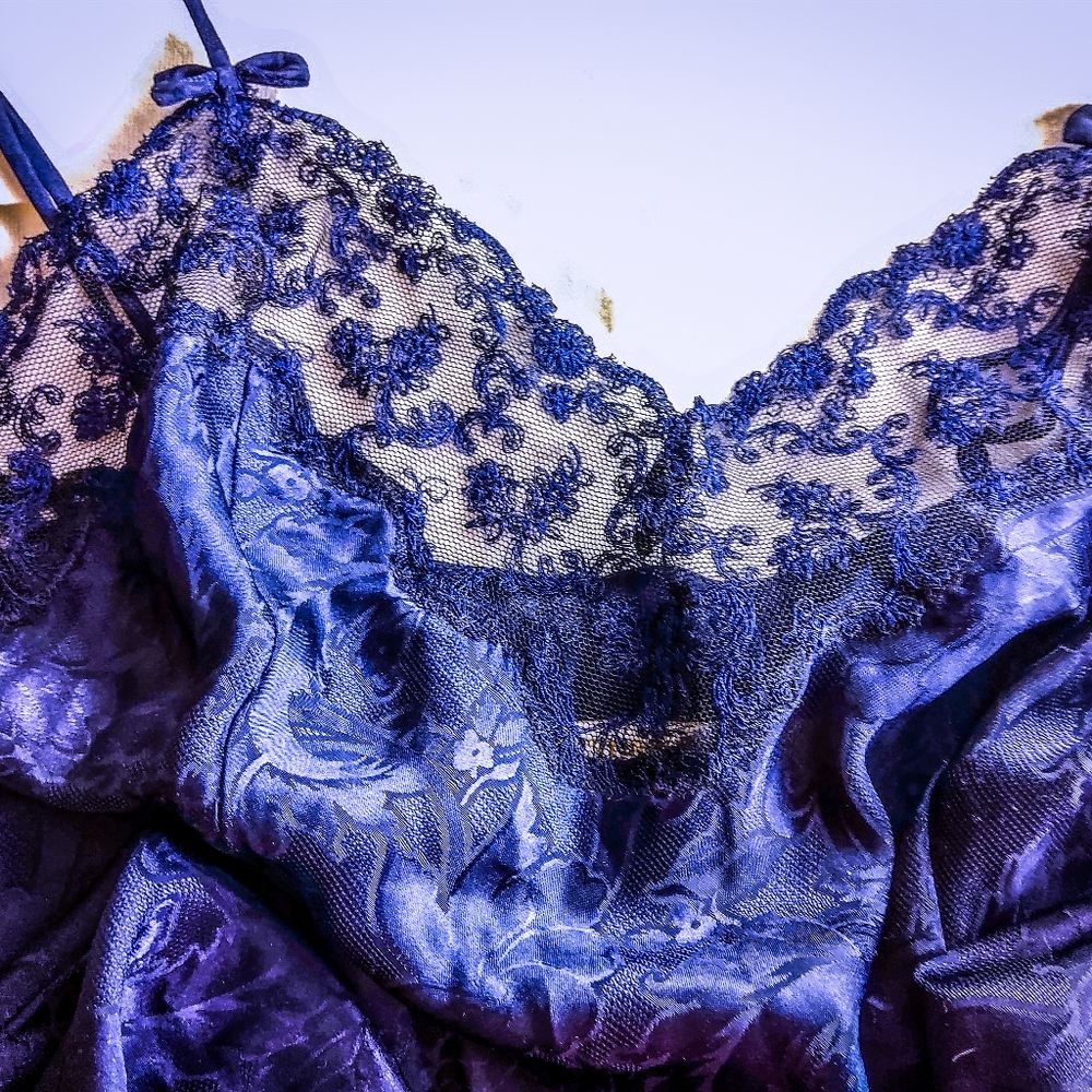 VTG VICTORIA’S SECRET LINGERIE BLUEBERRY LACE /SATIN CHEMISE GOWN , GOLD LABEL